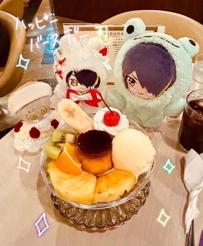 人間「お誕生日だからプリンアラモードも食べちゃおうね〜🩷」

いつしの「にににんにんにござるにん…（張り切ってるでござるなぁ…）」

しのぬい「にににん、ににににんににんににににんにににに！（ご主君、久しぶりのぬい活であるからして！）」

ぬいアシュ「ぬいぬいぬぬぬぬんぬんぬぬんぬぬぬんぬぬぬんぬぬぬぬいぬ〜（最近は人間さんというより馬車馬さんでしたもんね〜）」