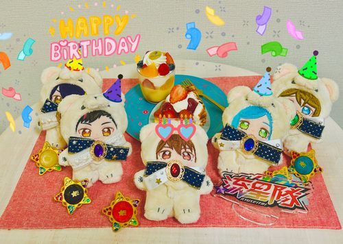 ❤️‍🔥「ぬいぬいぬぬーぬぃーぬぬぬぬいぬ〜！（誕生日パーティーの二次会だ〜！）」
💙「ぬぬぬ〜、ぬいぬ、ぬぬいぬぬぬぬいぬぬ〜（ふふふ〜、ちあき、おめでとうございます〜）」
🖤「ぬぬぬいぬぬぬぬいぬいぬぬぬぬぬいっぬ！（俺たちからもお祝いさせてほしいッス！）」
💚「（あれ…？昼もお祝いしてたよね…？）」
💛「にんにんにんににににんにんににににににっにににんにござるにん！（人間さんが家でもお祝いしたくなったみたいでござるよ！）」