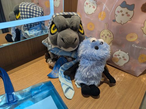 ノクティスに新しい後輩が出来たね😄
パペットスンスンて何かセサミストリートに出て来るキャラにそっくりなのは気のせいかな？(´・ω・｀)？
クッキー食べてるあの青いモフモフのモンスターと親戚だったりする？
？(´・ω・｀)！