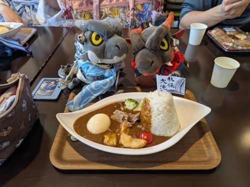 遅めのお昼は道の駅にてカレーを頂きました✨️🙏✨️秋保大漁カレー程良いスパイスが効いて食欲増々😋♫水煮の牛タンがすっごく柔らかくてゆで卵の黄身がトロリ半熟だしブロッコリーも大きくて満足な一皿でしま✨️🍛✨️