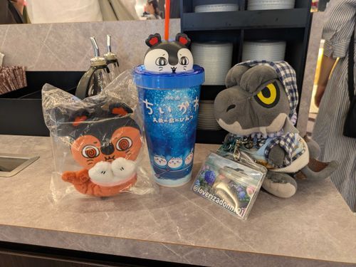 大井町トラックスにポケモンスタンプラリーの景品引き換えに行ったら映画館が有ったからセイレーンのドリンクホルダーお迎えしたよ🧜