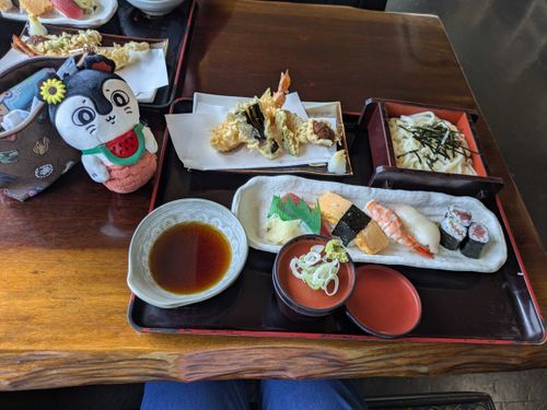 今日は、友達のノクティスとぼたんと一緒に外出してお昼は、お寿司と天ぷらとうどんのセットを食べたの😋