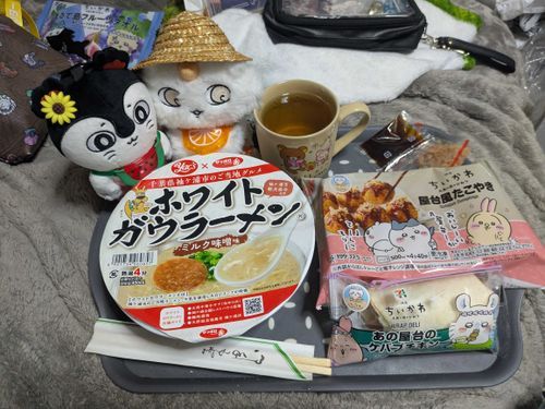 友達のヴァルも呼んで一緒に夜ごはん食べたの😋♫