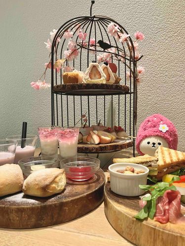 ｲﾇﾁｬﾝ、久々のアフタヌーンティー。アフタヌーンティーもいちご、ｲﾇﾁｬﾝもいちご🍓⚪️
