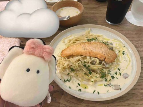 お昼に眺めたパスタだよー！海の仲間の匂いがするお店だと思ったら、大きいシャケが乗ってたよっ🦪