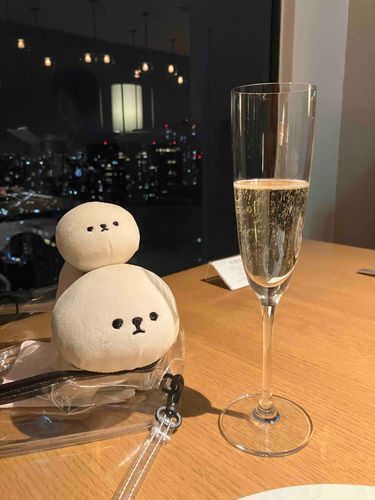おしゃれな場所で、おしゃれなお酒を眺めたよー。ベイビーも一緒で、気分は鏡餅…⚪️