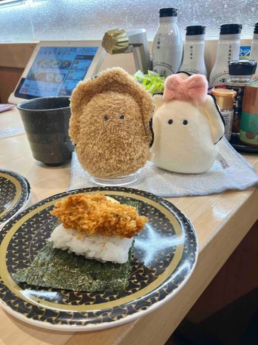 かきちゃんに新しいお友達ができたよー！かきふらいちゃん！！前からお友達になりたいと思ってたから嬉しいなー✨
さっそくカキフライのお寿司を一緒に眺めたよっ！🦪🎀🦪
