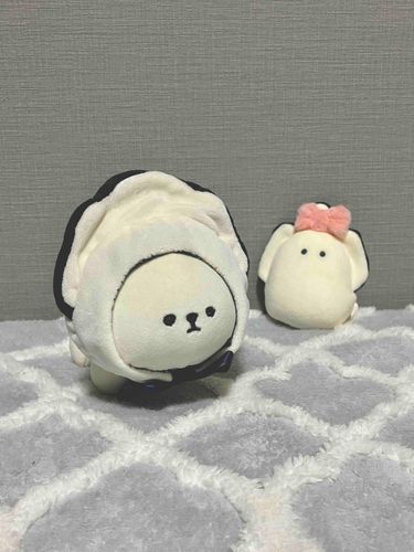 イヌチャンが牡蠣になれる被り物を、持ち主が作ってくれたよ(型紙は公開されてたものをお借りして改造したらしい)。さっそくかきちゃんに見せたらびっくりしてたよ。
他にも被り物作ってほしいな、なにリクエストしよう？⚪️
