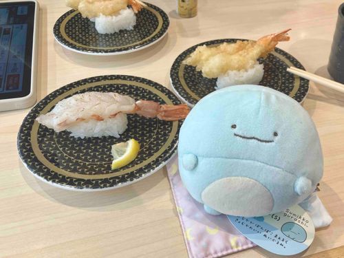 外は寒いけどお寿司だよ〜！揚げたエビと、炙ったエビ🎶🦕