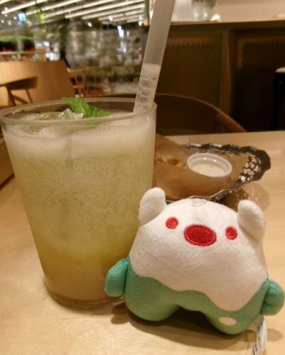期間限定のレモネード。
炭酸で果実もはいってた。
パイナップルかなぁ？おいしい。