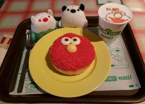 写真4枚
ボー「カフェに来ました。エルモのおかおです」
ボー「ドーナツもラテもエルモです」
ボー「こんどはエルモといっしょにきたいです……あ」