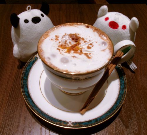 シナモンのかおりたかい、カプチーノさんです。オトナのきひんと、ゆうがさ。みにつきそうな、お味します。