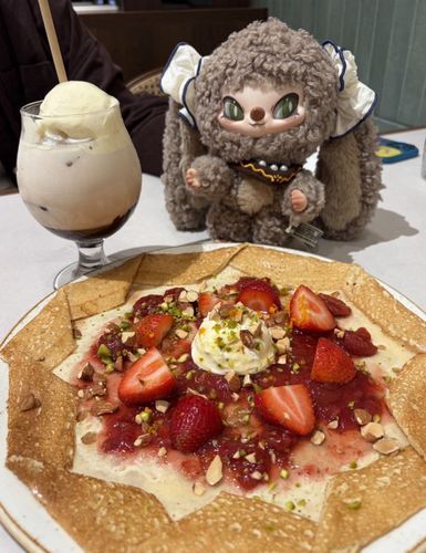 イチゴのガレット🍓🍓🍓
これは美味しいこと間違いないよね～。
生地をクルクル巻いてパクリ！パリパリだったよ♪