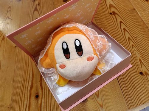 わにゃ(お城の倉庫でリボンを見つけたよ)
わにゃにゃ(大王様が、いらないからやるよって!)