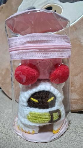 ボクと出かけるタメのポーチなんダッテ！
コレで雨に濡れるシンパイもしナクテ済むネ！
エェ？カービィも入るノォ？
……チャント食べ物も持ち歩いテネ？カービィっテバ、この前寝ボケてボクのこと吸い込もうとシタんダヨォ！！