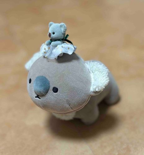 持ち主はシルバニアが好きらしくて、うちにはシルバニアの子たちもいるんだけど、僕が特に仲良くしてるのはこの子かな。
なんだか僕たち似てる気がするんだよね。