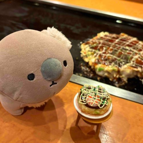 自分で作るタイプのお好み焼き屋に行きました。持ち主が真剣な顔でひっくり返すのを固唾を飲んで見守りました。