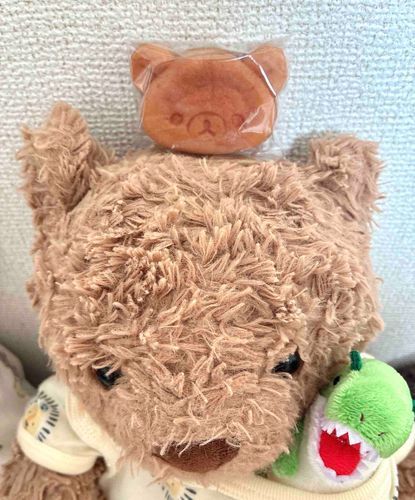 「パパからキョウトのおみやげ🐻‍
なんかみたことある、、、リラックマだぁ！！🐻‍💕ママとここなとおいしくたべたよぉ！おれっちのすきな、いちごみるく💕ありがとぉパパ」