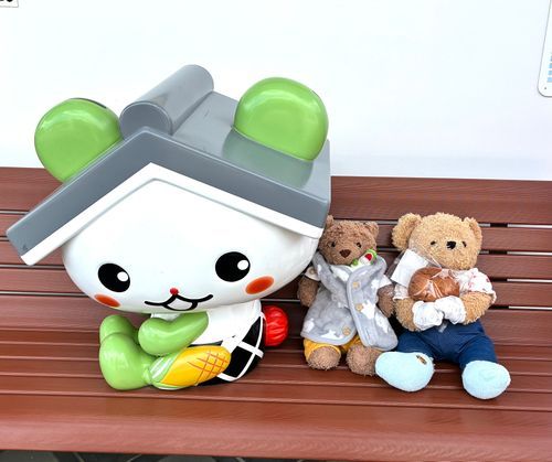 「みやぎ にいったんだあ~💓しゃちゅーはく3にちめ！たのしいなぁ✨️いっしょに きねんさつえい！📸パパとってくれたよぉ🧸🧸」

ここな「ぱん！🍞」