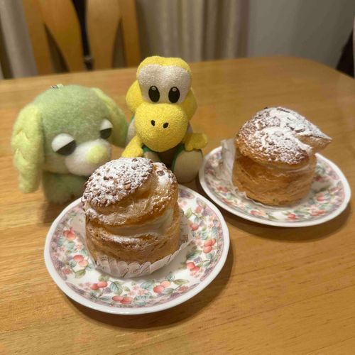 最近お友達になったリョクといっしょに、お家でシュークリームを食べたノコ！
ノコちの体くらい大きいシュークリームノコ〜〜🤤