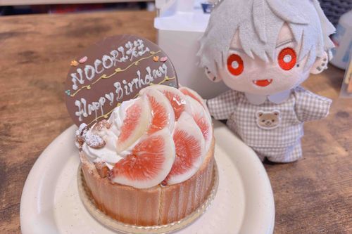 ‪nocori先生‬のお誕生日、プレートの文字が大文字になってるの直してくださいって言い出せなくてショボショボ。
くずちゃんが気持ちだろ、元気出せよって…そうだよねありがとう🥲
つぎは大好きな鷹ちぇんちぇのお誕生日にケーキを買うんだ失敗しませんように⚐˒˒