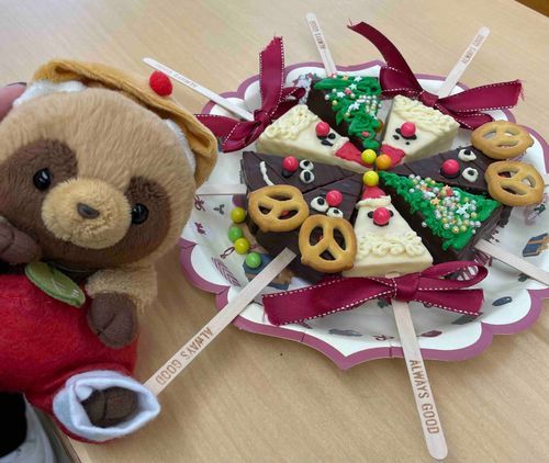 メリークリスマス!🎄✨️
天ちゃんです𐂂𖠰 
今日はあたまにトナカイさんのぼうしをかぶって、サンタさんのズボンをはいてクリスマスケーキをつくったよ！
みんなステキなクリスマスをすごしてね(ღ*ˇ ˇ*)｡o♡