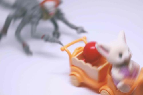ペニーワイズの風船を奪って颯爽と逃げる フェネック先輩