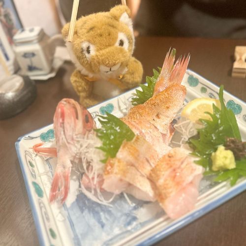 昔の写真整理して『これおいしそうだしイケてる♪』っていうのみつけたんだけど
よく見たらしまちゃん自身がお箸に挟まれて食べられそうになってたの…なんじゃこりゃ…🐯🥢