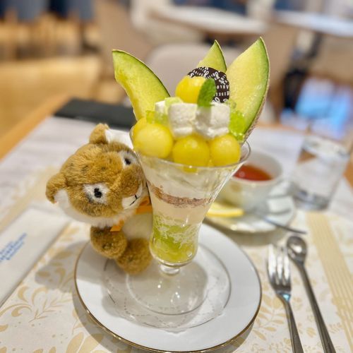 やっとおやすみだ〜！
資生堂パーラーのマスクメロンパフェを食べにきたよ〜！🐯🍈
し、し、しあわせえええええ🍈🫶