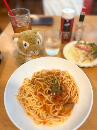 久々に喫茶店ごはんだ〜！🐯🍝ナスとトマトだよぉ🍅🍆