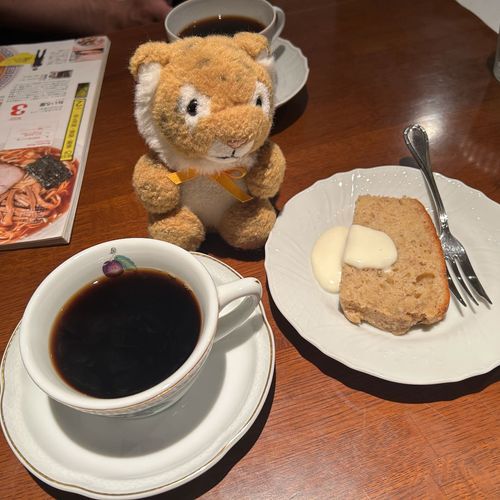 ご近所のカフェでコーヒーとバナナケーキタイムだよぉ☕️🐯🍌