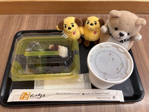 お昼はほんのり屋で高菜明太おにぎりとおかかおにぎりと味噌汁を食べました🍙