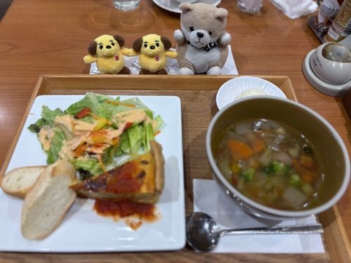 どうも、あきたです。
今日は給食(と読んでいるお店)に来ました。ポトフが美味しいとのこと。