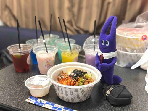 退勤後、友人のドリンクのランダム特典チャレンジに付き合いつつビビン丼デビューです。運命の出会いかもしれません。