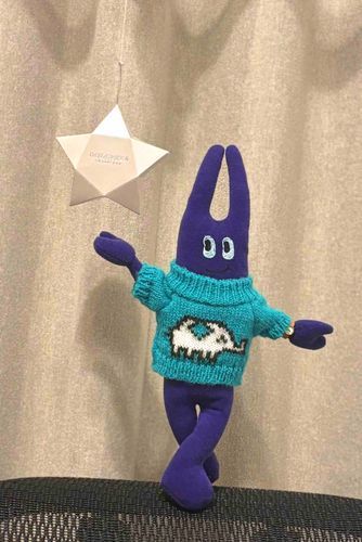 仕事納めで世界がキラキラしていたので、悪魔も対抗して輝いてみました。ヘッドレストの上で清々しい気分です。