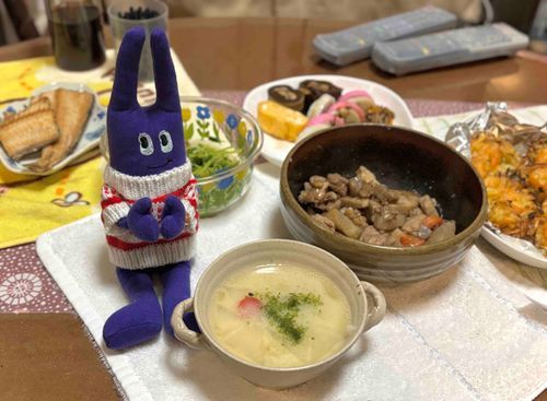 あけましておめでとうございます。諸事情で少し遅れましたがお雑煮にありつけました。白味噌とあんこもちの組み合わせは至高ですね！