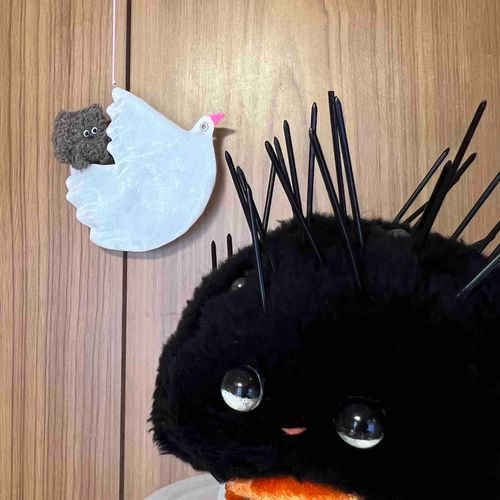 ハトメの鳩の背に乗って得意げなしれいとうです