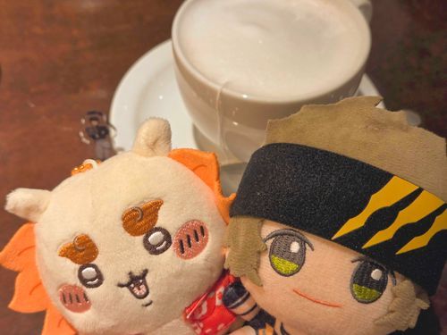 今日はみんなでカフェにも行ってきたッス🎶
ロイヤルミルクティーおいしいなぁ〜🌼