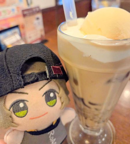 今日は師匠とお茶したッス🎶☕
いつもとちがう店舗に行ったら全然違うメニューだったんで、師匠は色々悩んでたッス…🤔
パンケーキも食べたけど写真撮る前に食べちゃったな😳💦