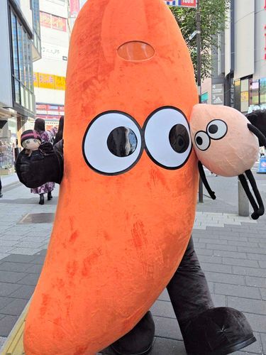 この間池袋行ったらたねっちとピーなっちに会ったんで一緒に写真撮ってもらったッス‼️
ふたりはなかよしで、もらった新作柿ピーMIXも激うまだったッス🎶🥹次見かけたら買おうねって師匠と約束したッスよ😉