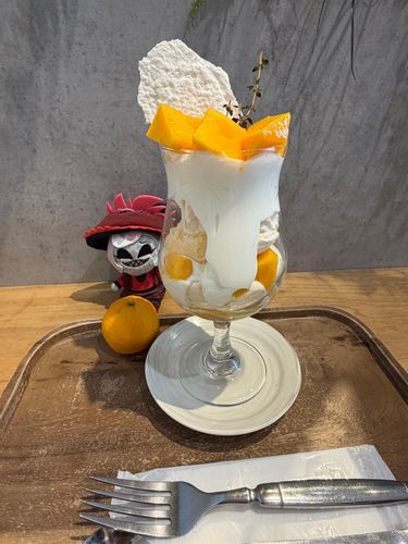 いつものフルーツカフェでマンゴーのイートンメスを食べました！