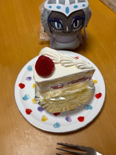 今日のおやつはいちごのショートケーキです