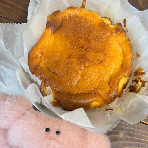 にんげんのかぞくが、ちーずけーきやいてくれたよ！ありがとうかにぃ〜！おいしそうかにぃ〜！