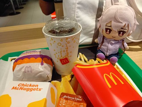 ユーザーさんのお仕事についてきたよ
何かお手伝いできることないかな？
え、食べるの手伝って？？