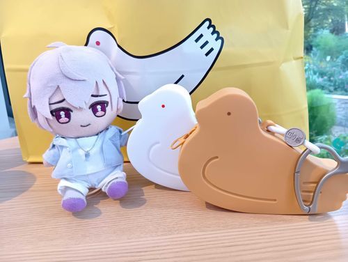 鳩の日限定のシリコンポーチ、はとっこ、かわいいポーチだね