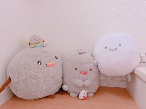 階段にひそむ ほこりたち
お正月で貰った 福笑いのパーツで 面白い顔〜！！！