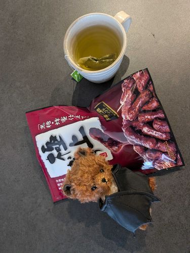 へっへっへ！
これは僕のママの朝ごはん。

朝起きれなかったみたいで、軽くつまんでたよ🤔
かりんとう、好きだね〜✨
ママ、好きなものが最近おばあちゃんみたいになっちゃったよ。🤭