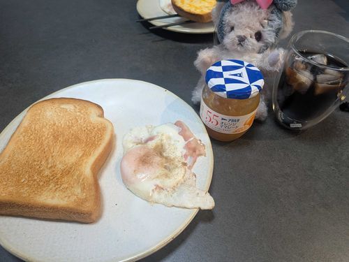🐻🧟遅めの朝ごはん〜🥰

実は僕、長いことこの家でママと暮らしてるけれど、まだ名前決まってなかったりする…🥺💦💦
また、決めてもらわなくちゃ…！！

お返事、まだできてなくてごめんね💦
でも、ありがたく一つ一つ読ませてもらってるからね🥰
いつも、僕たちを支えてくれてありがとう…！！

またいいねの巡回もするからね〜🤭🩷