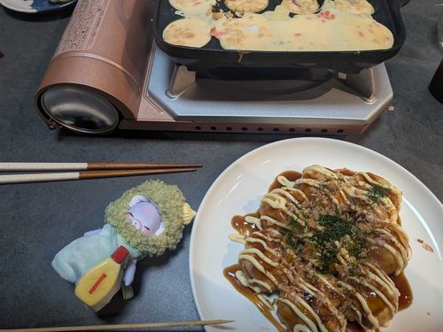 ぷくぷくだよ🥰
昨日の晩ごはんだよ！

パパとママとたこパして楽しかったの〜☺️🩷
ママはソースだばだば派🩷
たこ焼きはソースかけすぎるくらいが美味しいみたい😆