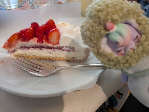 ママとママのママ、パパとお茶したよ！

みんなのコメント見れてなくてごめんね💦また、ゆっくり見させてもらうね☺️

いちごのケーキとっても美味しかったよ🥰ふふふ✨